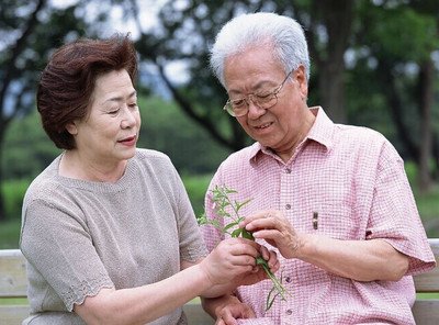 夏季老年人应如何保健？